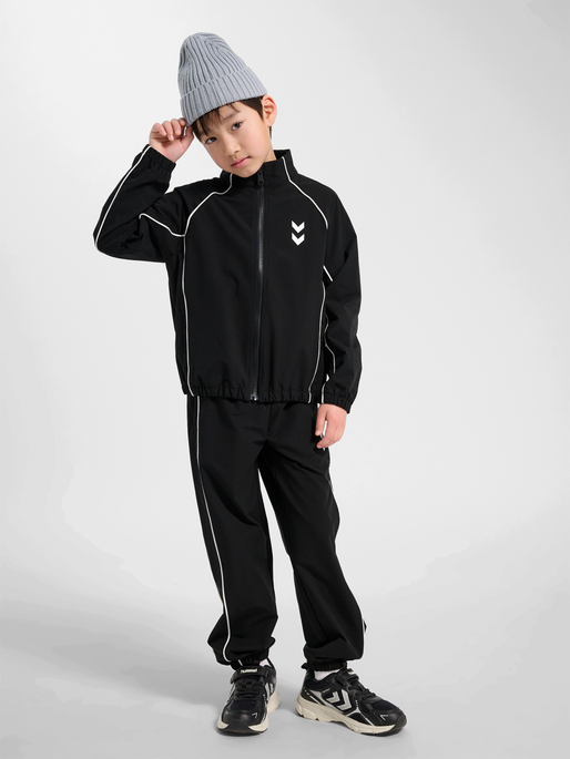 hmlJR STREET TRACKSUIT JACKET, BLACK BEAUTY, model