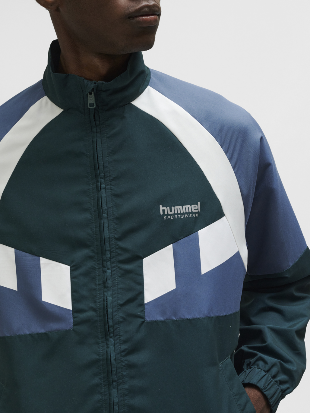 hmlTRACKSUIT JACKET SPORTSWEAR, PONDEROSA PINE, model
