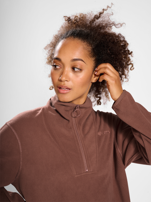 hmlMT CONNECT LOOSE HALF ZIP, NUTMEG, model