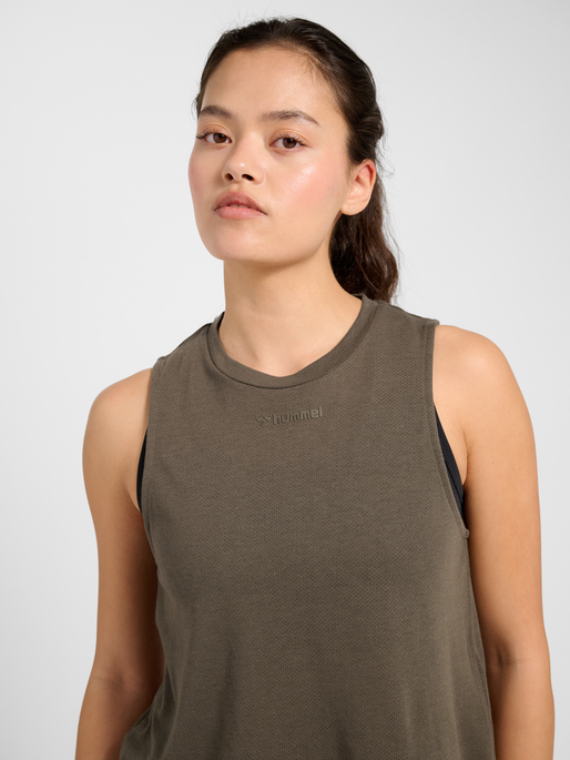 hmlMT VANJA SHORT MUSCLE TANKTOP, MAJOR BROWN, model