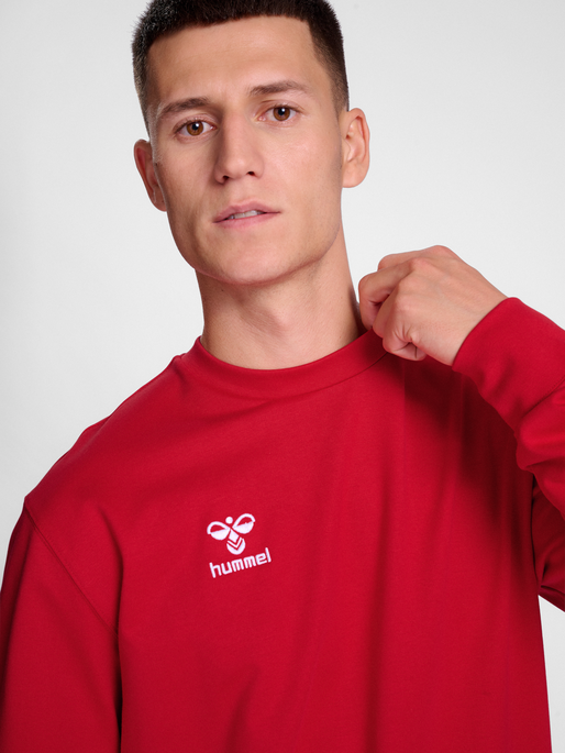 hmlGO 2.0 SWEATSHIRT, TRUE RED, model