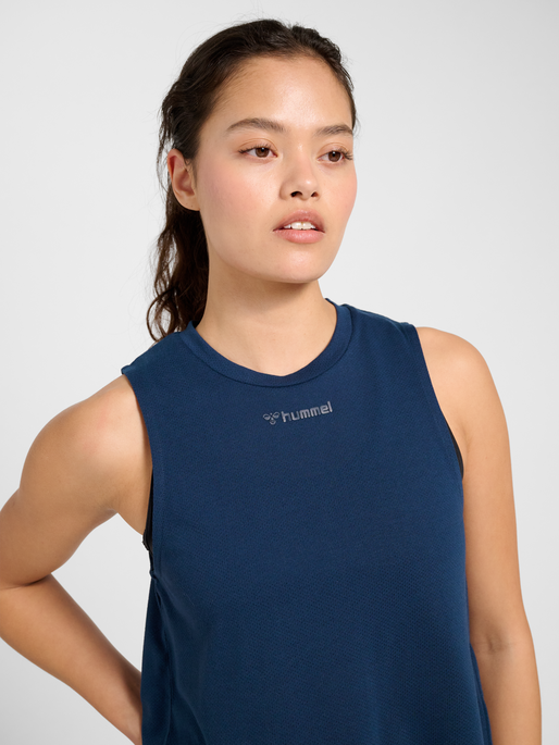 hmlMT VANJA SHORT MUSCLE TANKTOP, DRESS BLUES, model