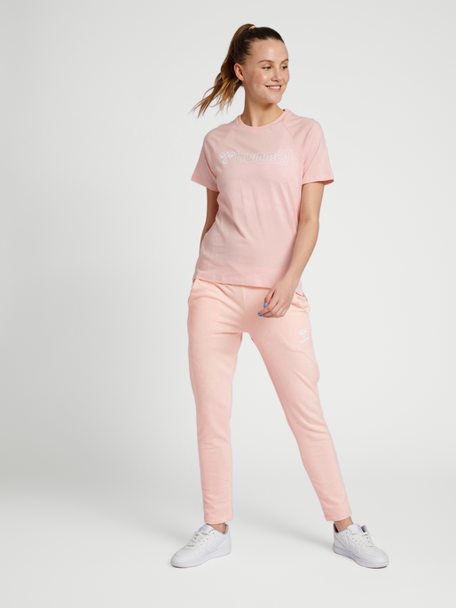 hmlNONI 2.0 T-SHIRT, CHALK PINK, model