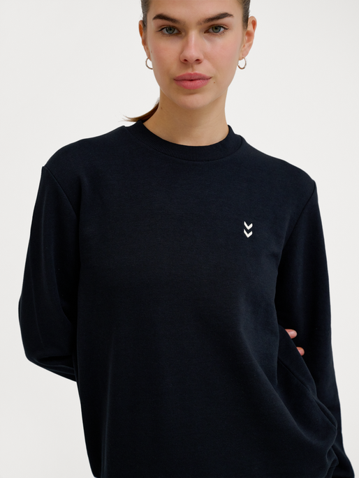 hmlPULSE W SWEAT CREWNECK, BLACK, model