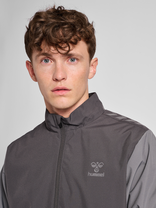 hmlPRO GRID TRAINING JACKET, FORGED IRON/QUIET SHADE, model