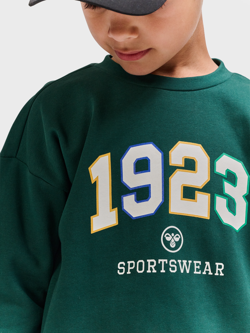 hmlKASON SWEATSHIRT, RAIN FOREST, model