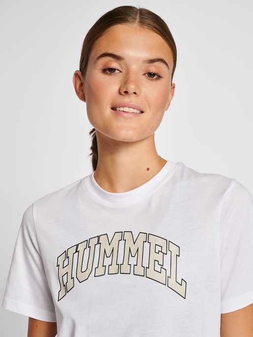 hmlIC GILL LOOSE T-SHIRT, WHITE, model