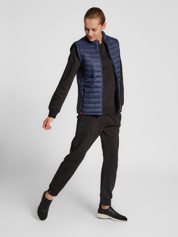 hmlRED QUILTED WAISTCOAT WOMAN, MARINE, model