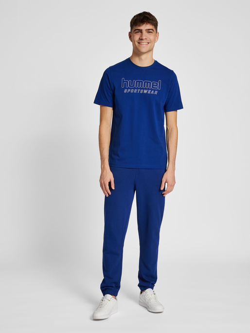 hmlLGC JOEL T-SHIRT, ESTATE BLUE, model