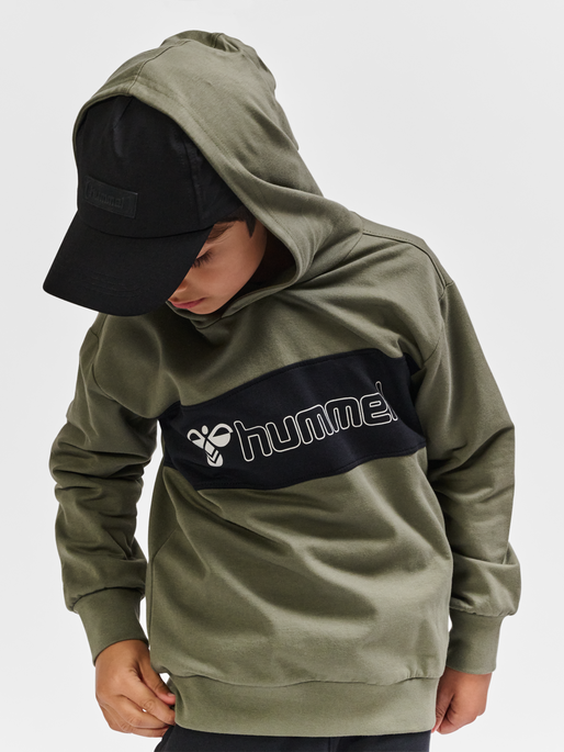 hmlATLAS HOODIE, DUSTY OLIVE, model