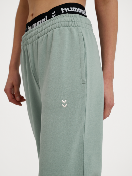 hmlPULSE W SWEAT PANTS, CHINOIS GREEN, model