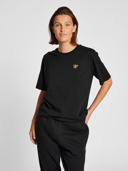hmlAMNESTY T-SHIRT, 2001, model
