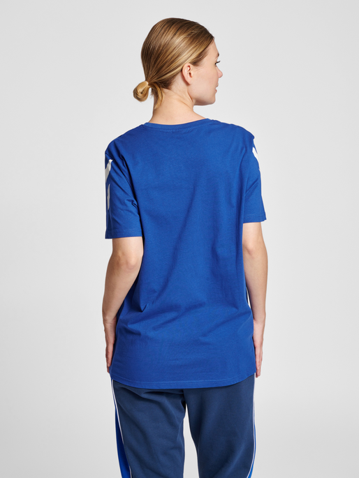 hmlLEGACY CHEVRON T-SHIRT, MAZARINE BLUE, model