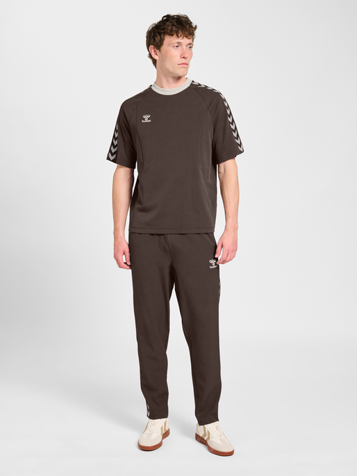 hmlROOT T-SHIRT S/S, CHOCOLATE BROWN, model