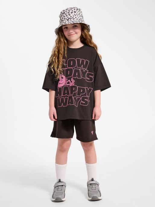 hmlJR SILLY S/S BOXY T-SHIRT SOLID, CHOCOLATE TORTE, model