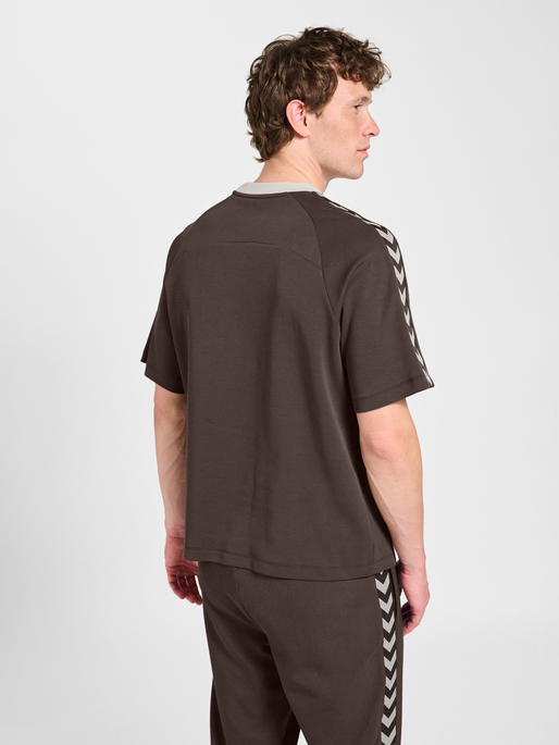 hmlROOT T-SHIRT S/S, CHOCOLATE BROWN, model