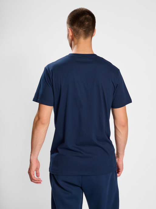 hmlACTIVE CHEVRONS CO TEE S/S, DRESS BLUES, model