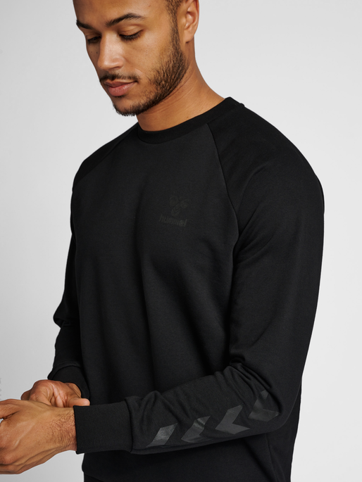 hmlISAM 2.0 SWEATSHIRT, BLACK, model