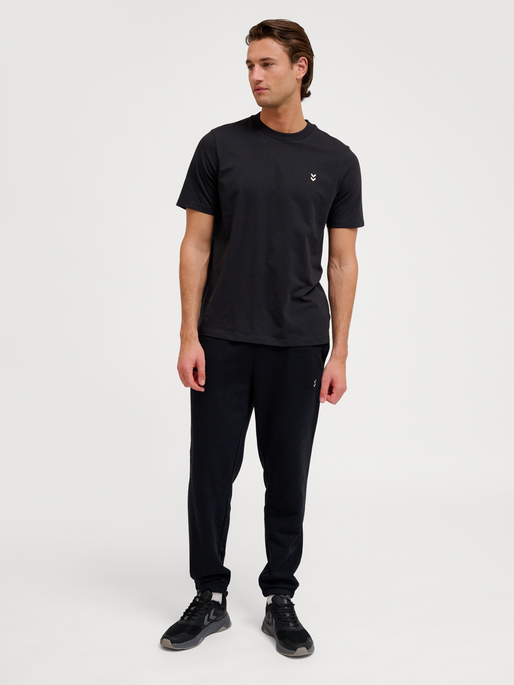 hmlPULSE T-SHIRT, BLACK, model