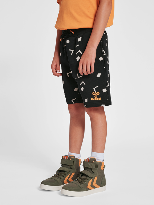 hmlELIJAH SHORTS, BLACK, model