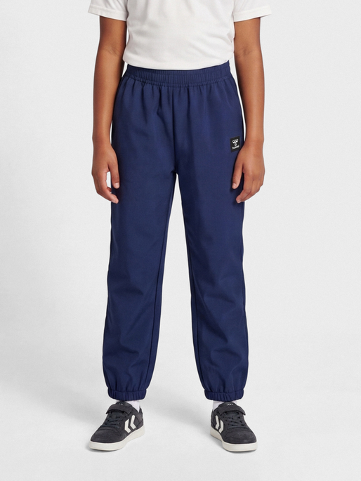 hmlJUPITOR SOFTSHELL PANTS, BLACK IRIS, model