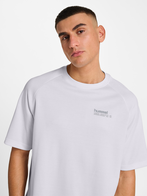 hmlTECH LOOSE T-SHIRT, WHITE hmlTECH LOOSE T-SHIRT, WHITE, model