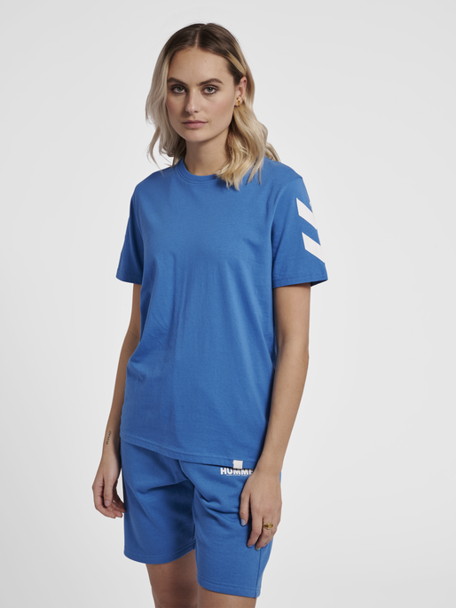 hmlLEGACY CHEVRON T-SHIRT, DEEP WATER, model