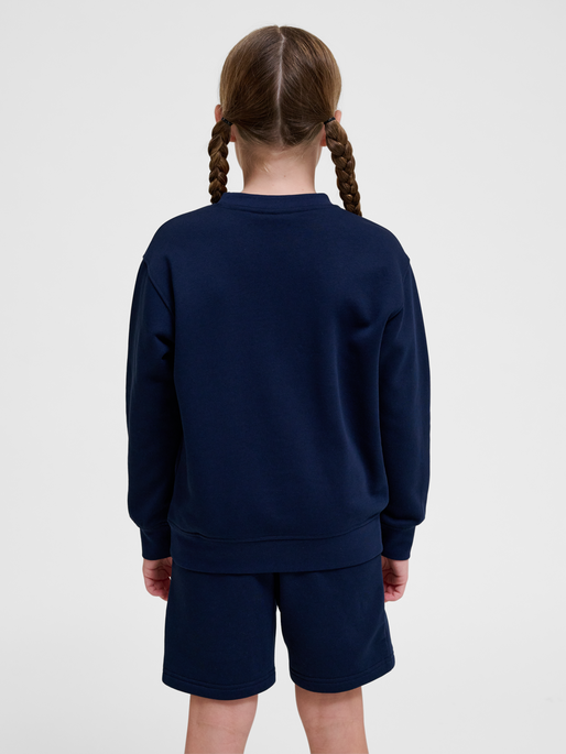 hmlCLEAN SWEATSHIRT, BLACK IRIS, model