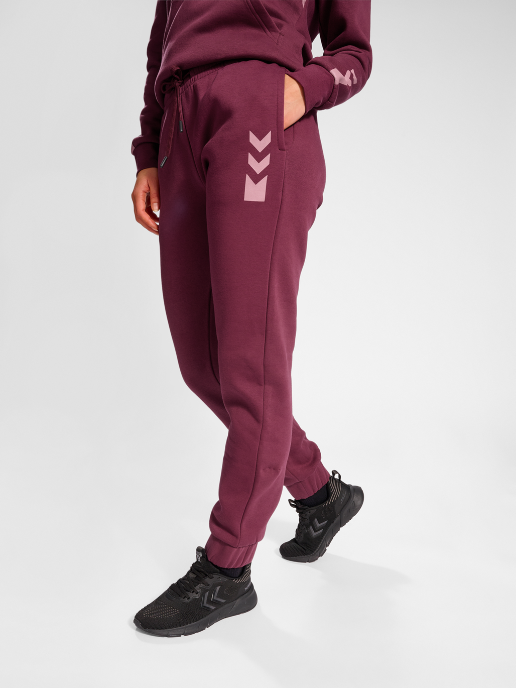 hmlACTIVE SWEATPANTS WOMAN, BURGUNDY, model