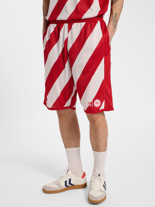 DBU 26 FAN SHORTS, TANGO RED, model