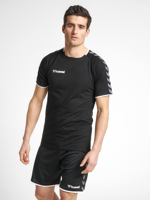 hmlAUTHENTIC TRAINING TEE, BLACK/WHITE, model