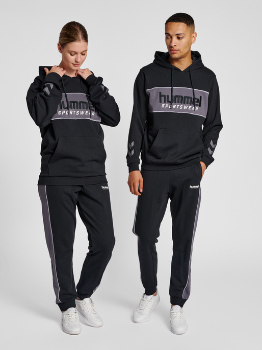 hmlLGC JULIAN HOODIE, BLACK, model