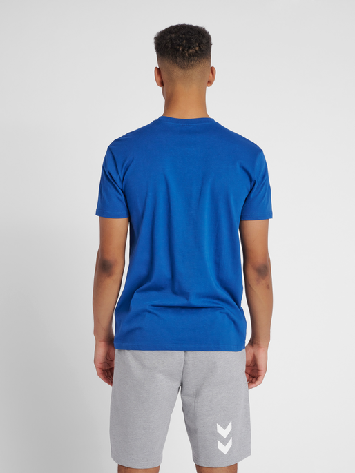 HMLGO COTTON LOGO T-SHIRT S/S, TRUE BLUE, model