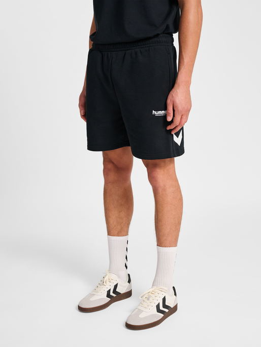hmlLEGACY 2.0 SHORTS, BLACK, model