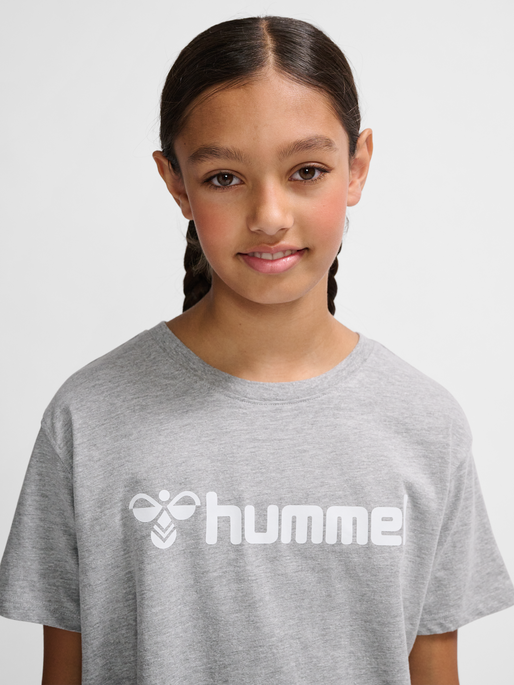 hmlGO 2.0 LOGO T-SHIRT S/S KIDS, GREY MELANGE, model