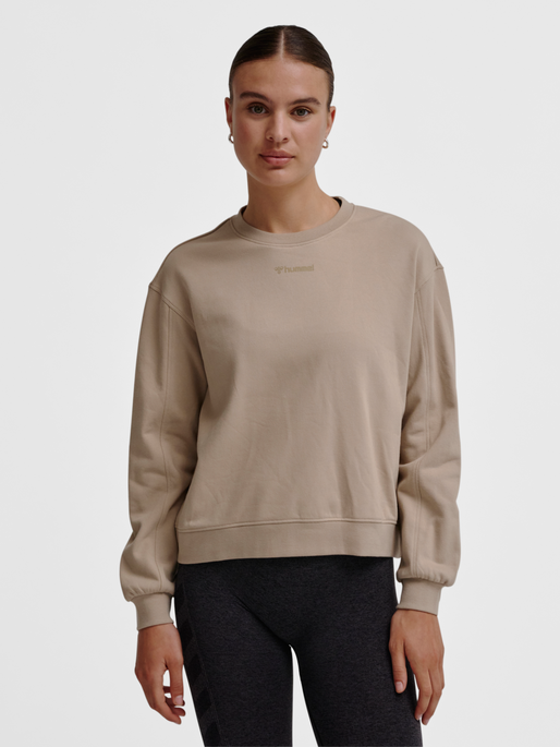 hmlMT DHYANI SWEATSHIRT, SIMPLY TAUPE, model