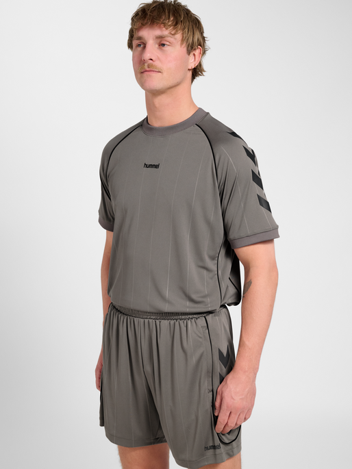 hmlPITCH T-SHIRT S/S, CHARCOAL GRAY, model