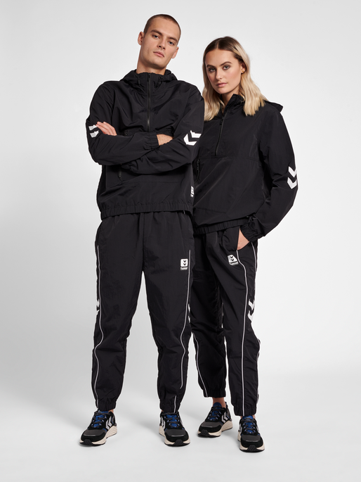 hmlLGC WALTER WOV HALFZIP, BLACK, model