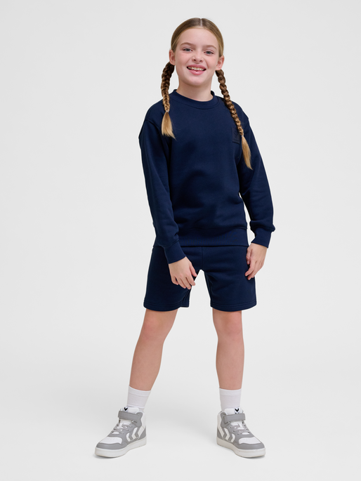 hmlCLEAN SWEATSHIRT, BLACK IRIS, model