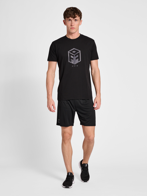 hmlQ4 POLY SHORT, BLACK, model