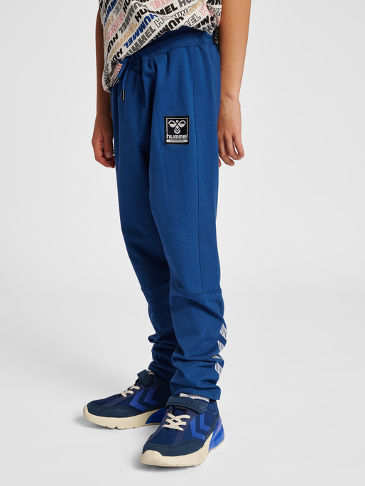 hmlYUKIO PANTS, NAVY PEONY, model