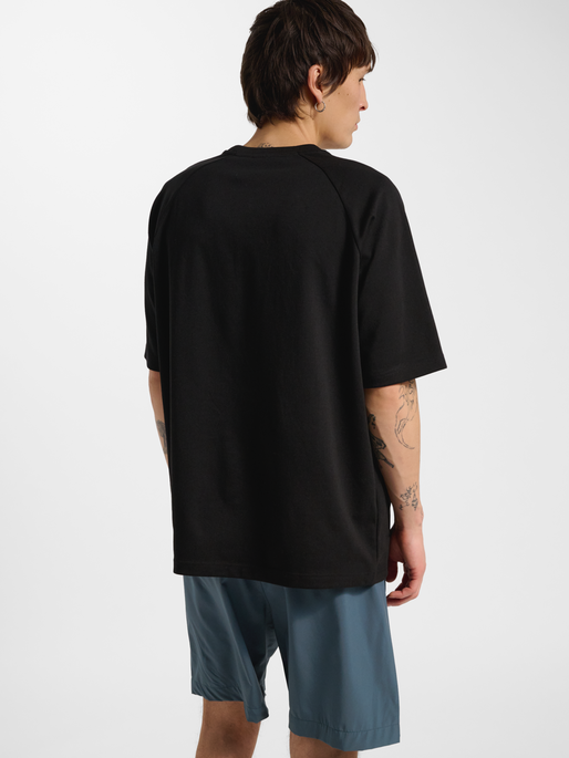 DBU 26 TRAVEL TECH T-SHIRT S/S, BLACK, model