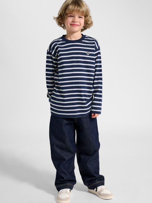 hmlJR LOOSE STRIPE T-SHIRT L/S BEE, DRESS BLUES/WHITE, model