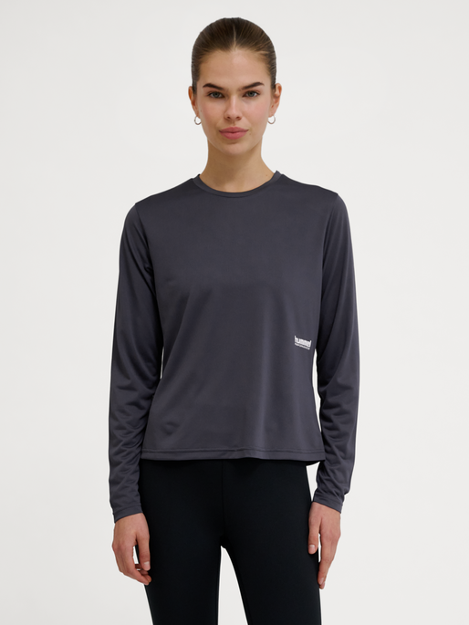 hmlPULSE WORKOUT W T-SHIRT L/S, EBONY, model