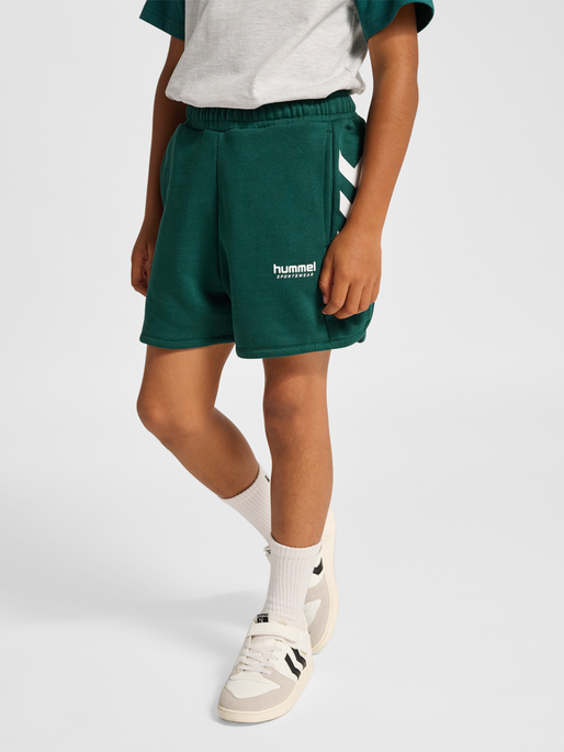 hmlJR LOOSE WILLY SHORTS, JUNE BUG, model