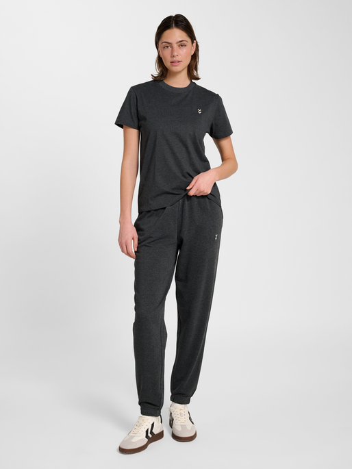 hmlPULSE W T-SHIRT, DARK GREY MELANGE, model