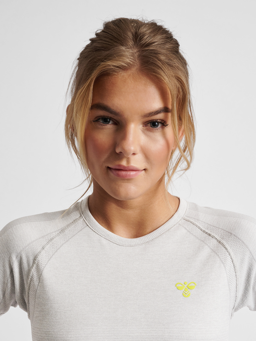 hmlGG12 TRAINING SEAMLESS S/S WOMAN, ALLOY MELANGE, model