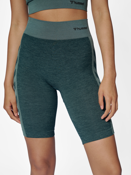 hmlCLEA SEAMLESS CYCLING SHORTS, GREEN GABLES/GARDEN TOPIARY ME, model