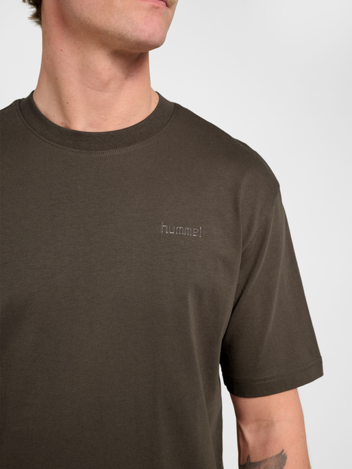 hmlKEEPER LOGO T-SHIRT S/S, MAJOR BROWN, model