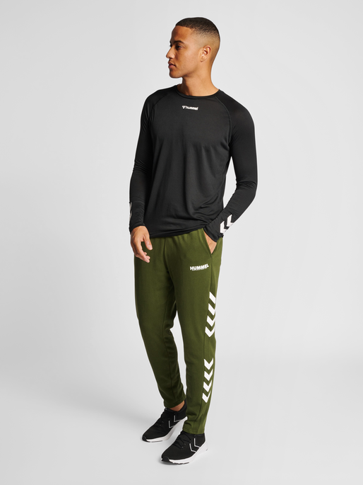 hmlLEGACY TAPERED PANTS, RIFLE GREEN, model